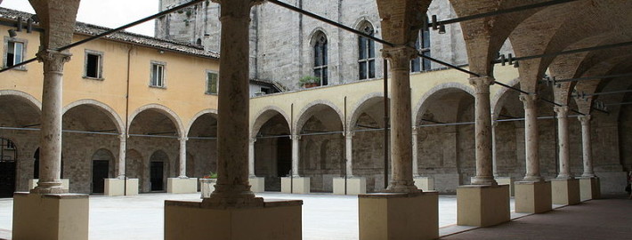 800px-Chiostro_di_San_Francesco_AP